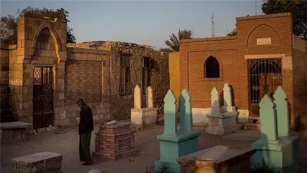 حكم الثناء على الميت