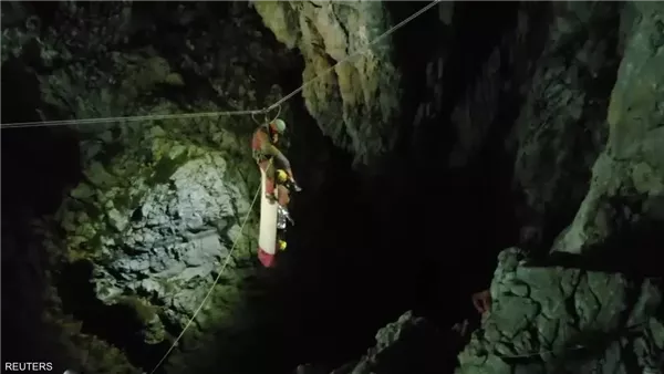 فريق الإنقاذ ينتشل