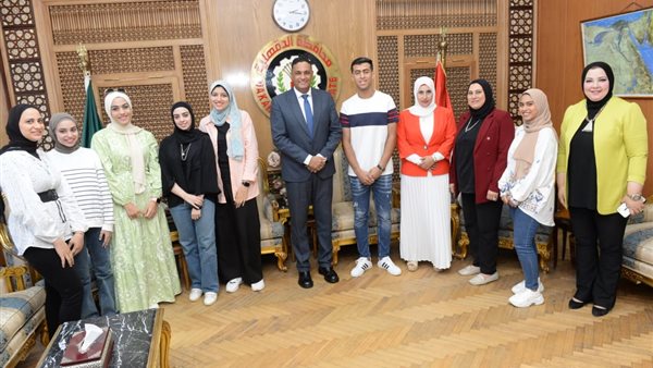 محافظ الدقهلية وطلاب