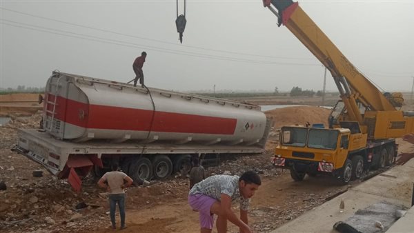 انقلاب سيارة مواد