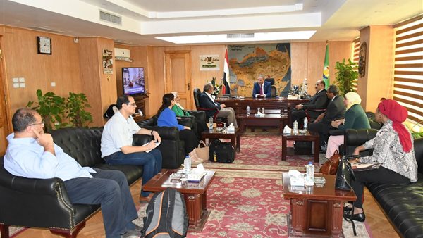 محافظ الفيوم يناقش