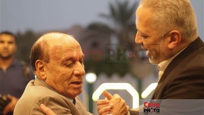 اللواء سمير فرج وكرم جبر أول الحاضرين في عزاء والدة تامر أمين بمسجد الشرطة بالدراسة