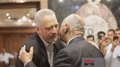 انهيار وبكاء خالة تامر أمين في عزاء والدته.. ومصطفى بكري يواسيه | صور