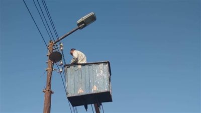 حملات لصيانة أعمدة وكشافات الإنارة بمراكز المنيا