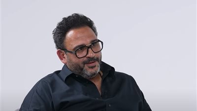 أكرم حسني: ظابط الشرطة وظيفة مش شبهي.. ووالدتي كانت أقرب ليا من والدي