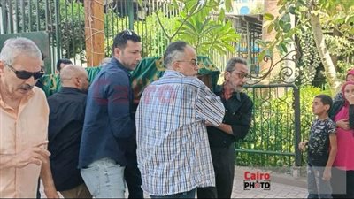 وسط غياب نجوم الفن.. تشييع جثمان الفنانة كريمان من مسجد مصطفى محمود | بث مباشر 