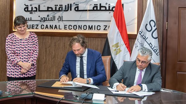 جانب من التوقيع 