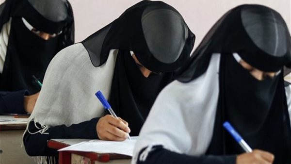 طلاب المدارس يرتدون