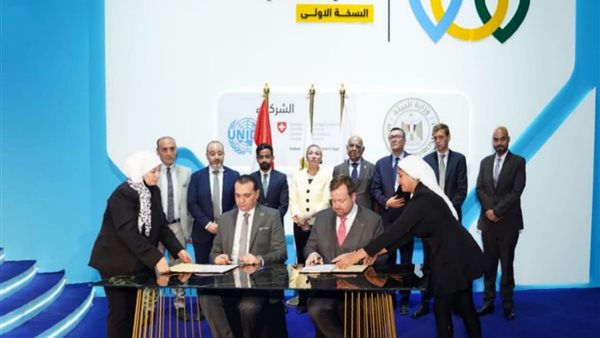 جانب من التوقيع 