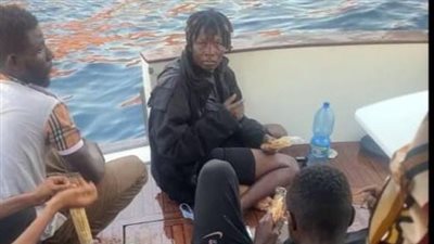 فتاة تلقي بنفسها في البحر وتنقذ أربعة مهاجرين في لامبيدوزا