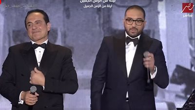 رغم مرضه.. نجل محمد ثروت يظهر معه في حفله بالسعودية متكأ على عكاز ويغني له ابن أبويا