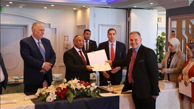 رئيس هيئة قضايا الدولة يسلم شهادات حفل ختام الدورة التدريبية لمستشاري وأعضاء الهيئة بالإسكندرية 