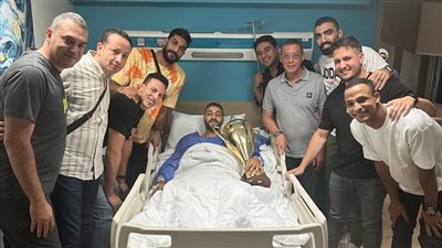 أحمد سعيد يحتفل ببطولة إفريقيا للطائرة بعد إجراء عملية الرباط الصليبي