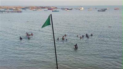 في آخر أيام الصيف.. رفع الرايات الخضراء على بعض شواطئ الإسكندرية 