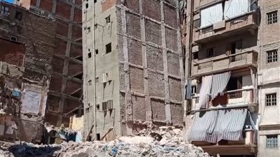 انهيار منزل من 4 طوابق وميل آخر وقرار بإخلاء 11 عقارًا في الإسكندرية | بث مباشر