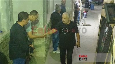 أشرف زكي يقدم واجب العزاء في وفاة والد محمد مهران بمسجد ثابت مكي بمصر القديمة | صور