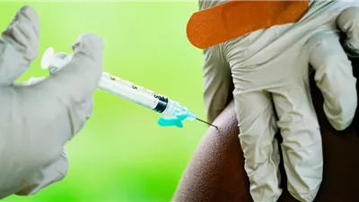 بريطانيا تحذر من وباء ثلاثي في الشتاء المقبل: يمكن أن يطغى على المستشفيات مرة أخرى 