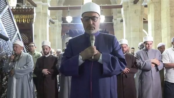 المصلون بالجامع الأزهر
