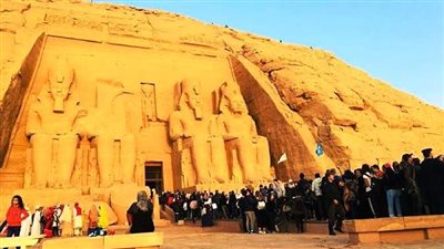 انتعاش حركة السياحة تزامنًا مع اقتراب ظاهرة تعامد الشمس على وجه رمسيس الثاني بأبو سمبل
