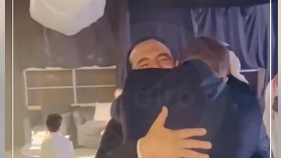 أحضان ودموع.. مشهد مؤثر بين محمد ثروت ونجله من كواليس حفل جدة | فيديو