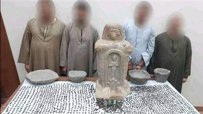 بحوزتهم تمثال وعملات قديمة.. تجديد حبس 4 أشخاص بتهمة التنقيب والاتجار في الآثار بسوهاج 