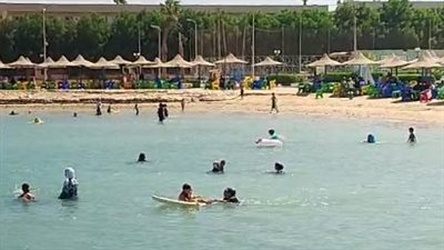 المصطافون والسياح يستمتعون بالأجواء الصيفية على شواطئ الغردقة وشرم الشيخ | بث مباشر