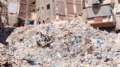 بعد إخلاء المنازل المجاورة.. استمرار عمليات إزالة عقار كرموز المائل بالإسكندرية | بث مباشر