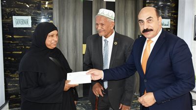 محافظ أسوان يمنح 4 أسر من ضحايا حادث غرق شباب أبو هور رحلات عمرة