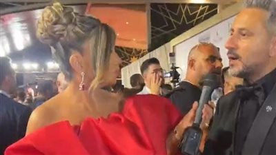 شدّته من إيده.. بوسي شلبي تُحرج مراسلة خلال لقائها مع قيس شيخ نجيب