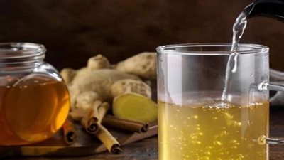 كيف يساعد ماء العسل والليمون في علاج نزلات البرد؟