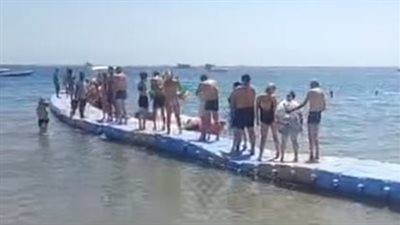 إقبال كبير من السياح والمصطافين على شواطئ شرم الشيخ | بث مباشر