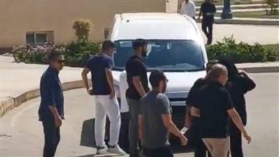 انهيار زوجة الفنان أشرف مصيلحي عقب وصول جثمانه إلى مسجد المشير لأداء صلاة الجنازة | بث مباشر