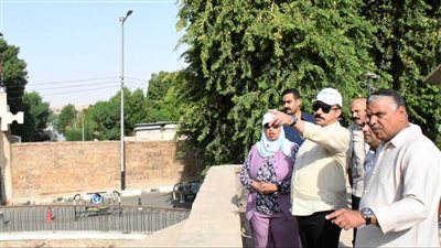 محافظ أسوان يتفقد موقع إنشاء موقف تراكي دائم لعربات الحنطور منعا للعشوائية