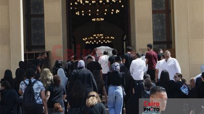 انهيار زوجة الفنان أشرف مصيلحي لحظة وصول جثمان الراحل إلى مسجد المشير