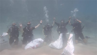 بمشاركة عدد من السياح.. جمع 2 طن مخلفات ضمن مبادرة نظافة قاع البحر بالغردقة | صور