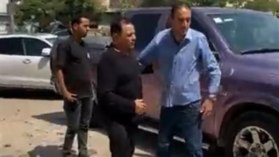 محمد فؤاد يلقي نظرة الوداع على جثمان شقيقه قبل تشييعه لمثواه الأخير