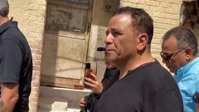 الحزن يسيطر على محمد فؤاد خلال تشييع جثمان شقيقه إلى مثواه الأخير | بث مباشر