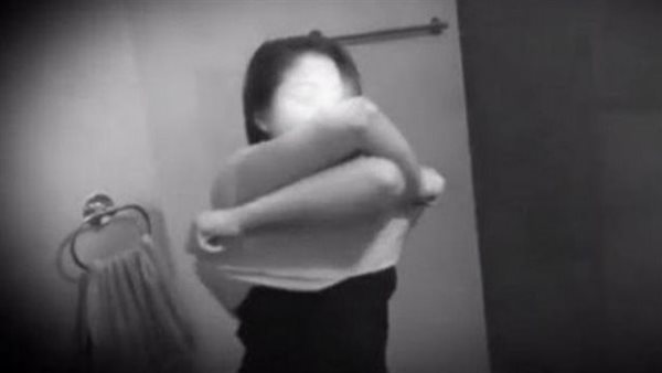 فتاة تبدل ملابسها