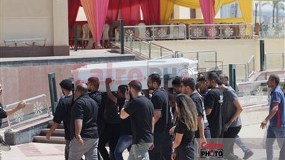 أولاده معاه في سيارة الموتى.. تشييع جثمان الفنان أشرف مصيلحي من مسجد المشير إلى المقابر