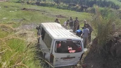 تفاصيل مصرع 3 أشخاص وإصابة 16 آخرين إثر انقلاب ميكروباص بـ قنا | بث مباشر