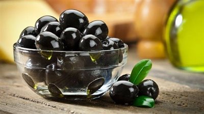 طريقة عمل مخلل الزيتون الأسود في البيت.. طعم ينافس الجاهز