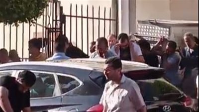 انهيار الفنان إسلام إبراهيم خلال تشييع جثمان والدته بدمياط | بث مباشر 