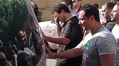 ملامح حزن وحسرة.. إسلام إبراهيم يرافق جثمان والدته | صور