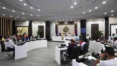 محافظ أسوان يشيد بالجهود المبذولة خلال لقائه فريق عمل مركز نظم المعلومات والتحول الرقمي 