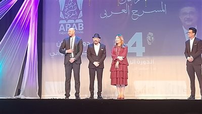 وفاء عامر الغائب الحاضر.. وعمرو عبد الجليل يسلم جائزة باسمه في مهرجان المسرح العربي بالإسكندرية 
