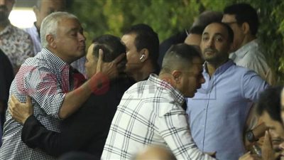 زينة ومحمد نجاتي يواسيان محمد فؤاد في عزاء شقيقه بالمعادي| صور