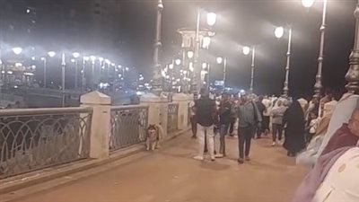 إقبال من المواطنين على التنزه بالممشى السياحي في كورنيش الإسكندرية | بث مباشر