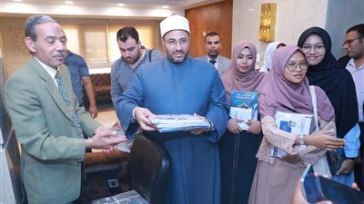  800 مبعوث في مختلف الدول.. البحوث الإسلامية يهدي الوافدين مجلات وكتب علمية 