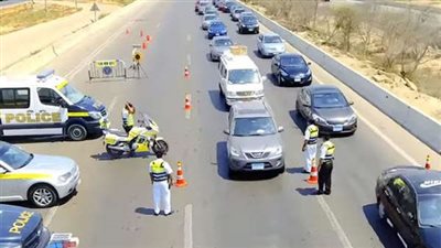 خبير مروري: لا توجد عقوبة على التفكير والضحك خلال القيادة.. والأفعال المنافية للآداب عقوبتها سحب الرخصة وغرامة