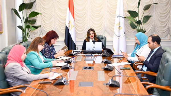 وزيرة الهجرة تواصل